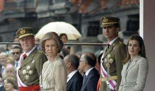 Крал Хуан Карлос и кралица София и зад тях - престолонаследникът принц Фелипе и принцеса Летисия на военен парад във Валядолид на 2 юни 2012 г.