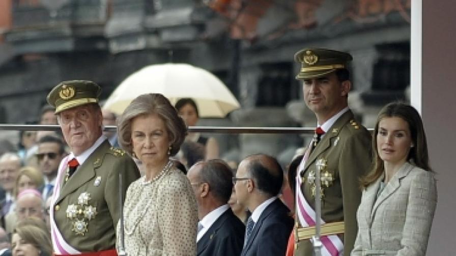 Крал Хуан Карлос и кралица София и зад тях - престолонаследникът принц Фелипе и принцеса Летисия на военен парад във Валядолид на 2 юни 2012 г.