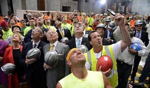 Просълзени поставиха последната греда на Световния търговски център 4