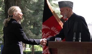 Клинтън и афганистанският президент Хамид Карзай