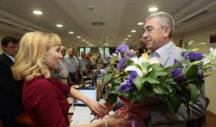 Днес, 16 юли, се проведе извънредно заседание на ВСС. На снимката: Председателят на ВКС Лазар Груев поздравява министъра на правосъдието Диана Ковачева по случай рождения й ден днес