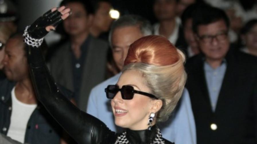 И Лейди Гага ще пее в "Арена Армеец"