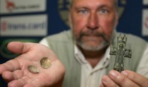 Проф. Овчаров показва новите находки