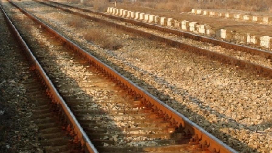 Двама железничари откраднали 147 м релси