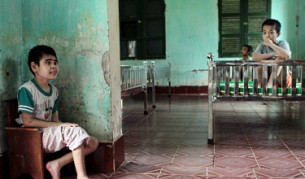 Снимка от виетнамско сиропиталище, разпространена през 2011 г. Много от децата в този дом страдат от тежки физически и ментални увреждания, причина за които вероятно е ефектът от "Агент Оранжев"