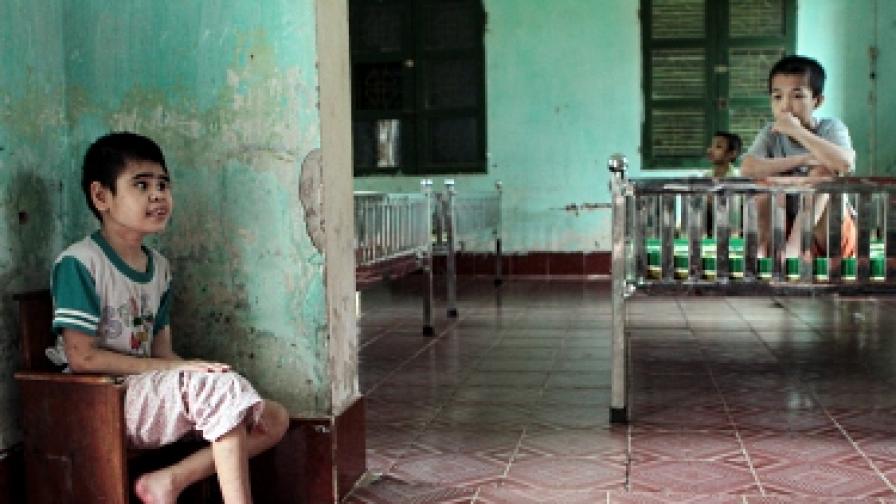 Снимка от виетнамско сиропиталище, разпространена през 2011 г. Много от децата в този дом страдат от тежки физически и ментални увреждания, причина за които вероятно е ефектът от "Агент Оранжев"
