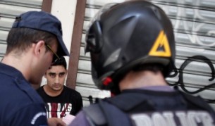 Полиция разчисти ромски бивак в Атина 