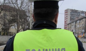 Проверяват полицаите, извлекли жена от автобус