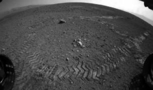 Следите от гумите на марсохода по повърхността на червената планета