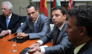 Договорът с американската компания бе подписан в МИЕТ в присъствието на министър Делян Добрев