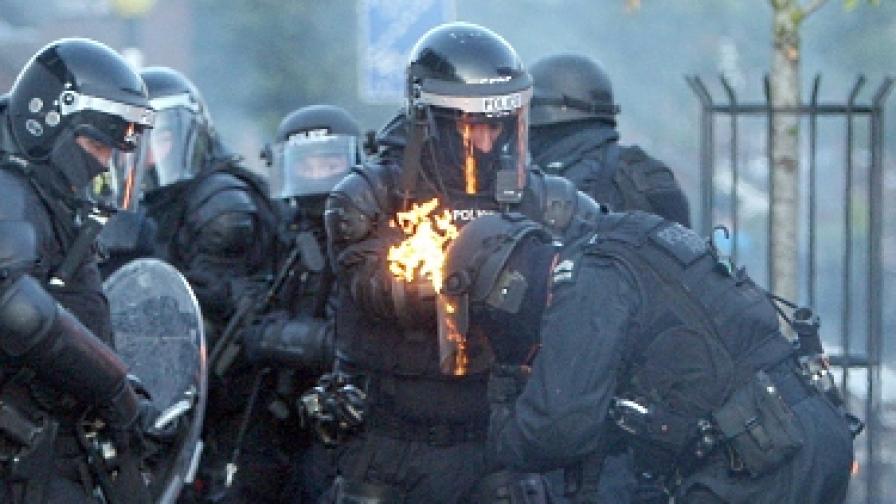 Две нощи на размирици в Белфаст, ранени са 56 полицаи