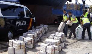 Полицията разтоварва дрогата след ареста на кораба