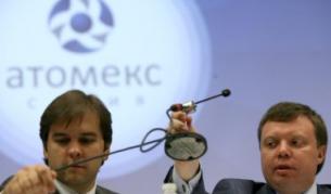 Говорителят на "Росатом" Сергей Новиков (л) и директорът на "Атоменергопроект" Кирил Комаров