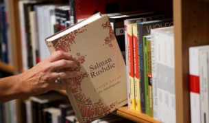 Мемоарите на Салман Рушди, които бяха публикувани на 18 септември в 25 държави по света. Книгата е озаглавена Джоузеф Антон - името, с което писателят е живеел след издаването на смъртната му присъда от иранския аятолах Хаменей
