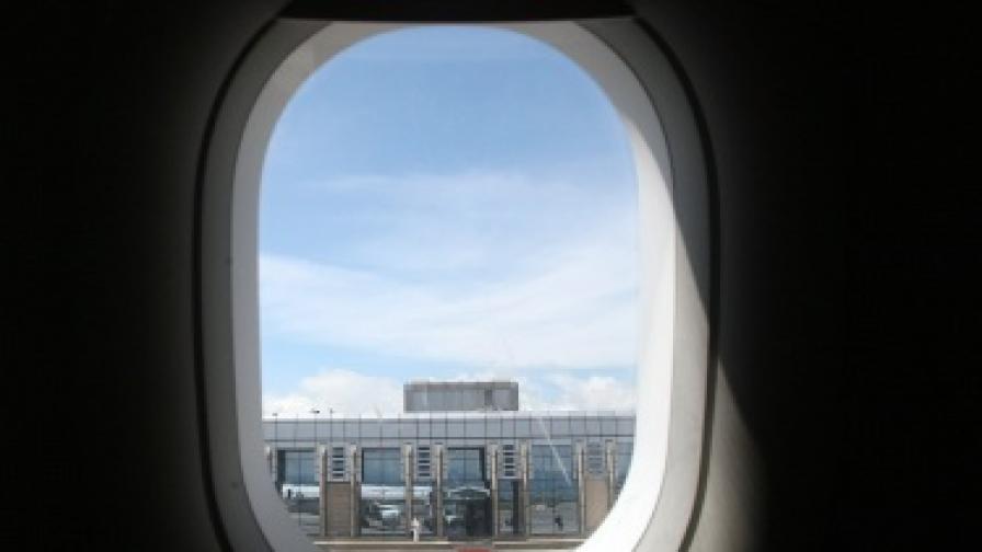 Изглед от самолета към Правителствения ВИП на Летище София
