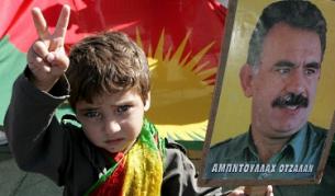 Кюрдче носи плакат с портрет на Йоджалан по време на протест в Кипър