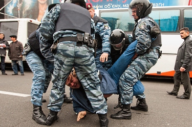 Полицията в Русия получи индулгенция за безконтролно насилие