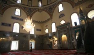 Снимка от джамия (на турски: Banyabaşı Camii, Банябашъ джамии) в София. Тя е построена по инициатива и с финансовата подкрепа на благодетеля молла Ефенди Кадъ Сейфуллах. Затова в някои източници джамията се отбелязва и под името джамията "Молла Ефенди" или като "Кадъ Сейфуллах"