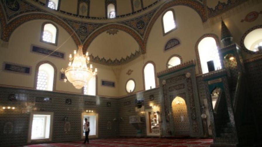 Снимка от джамия (на турски: Banyabaşı Camii, Банябашъ джамии) в София. Тя е построена по инициатива и с финансовата подкрепа на благодетеля молла Ефенди Кадъ Сейфуллах. Затова в някои източници джамията се отбелязва и под името джамията "Молла Ефенди" или като "Кадъ Сейфуллах"