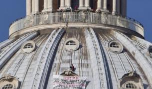 Италианец протестира от купола на "Свети Петър"