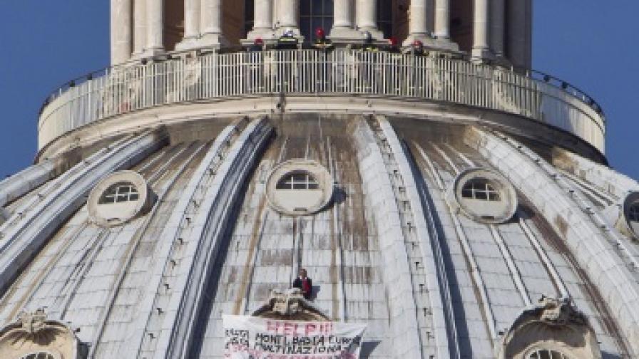 Италианец протестира от купола на "Свети Петър"