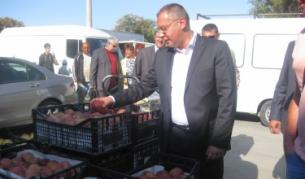 Лидерът на БСП Сергей Станишев посети зеленчуковата борса в Първенец