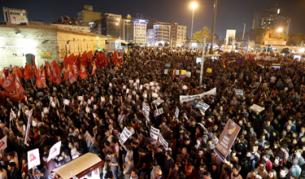 В четвъртък в Истанбул имаше антиправителствен протест. Демонстрантите се обявиха против решението на турското правителство и парламент, които подкрепиха меморандум, разрешаващ трансгранични мисии на турската армия