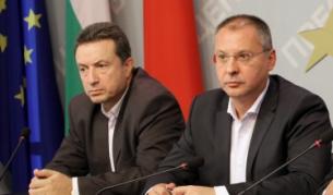 Янаки Стоилов и Сергей Станишев по време на днешната пресконференция