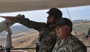 Генерал Недждет Йозел (вдясно)