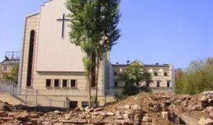 Разкопките са непосредствено до католическата катедрала "Св. Йосиф"