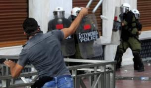 Сблъсъците по улиците на Атина по време на протести вече са всекидневие