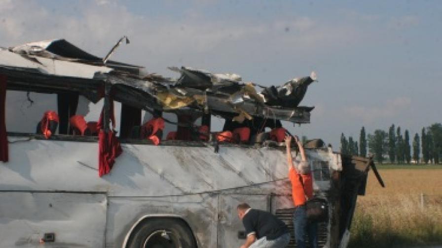 8 души загинаха при жестока катастрофа на автомагистрала "Тракия" в нощта на 14 срещу 15 юни 2011 г. Автобус на фирма "Ентуртранс", пътуващ по линията София-Бургас, се преобърна в движение на 126 км, и се самозапали