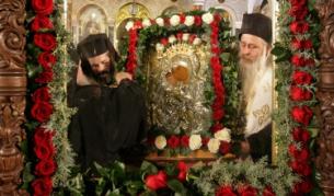 В храм-паметник "Св. Александър Невски" бе посрещната атонската икона на Божията майка – "Достойно есть", последвано от молебен към Св. Богородица и Всенощно бдение