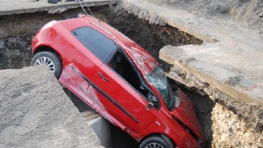 Пиян шуменец падна с колата си в изкоп и е по чудо невредим