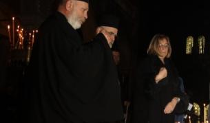 Председателят на парламента Цецка Цачева вчера отиде първа от светската власт в храм-паметника "Александър Невски", за да изкаже съболезнование за кончината на патриарх Максим