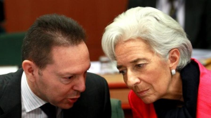 Гръцкият финансов министър Янис Стурнарас разговаря с управляващия директор на МВФ Кристин Лагард