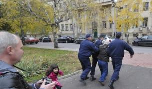 Граждански активисти и представители на три сдружения от Попово излязоха на протест пред съдебната палата в Разград, недоволни от серията оправдателни присъди спрямо кмета на Попово Людмил Веселинов