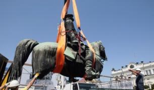 Преди няколко месеца паметникът беше свален за реставрация