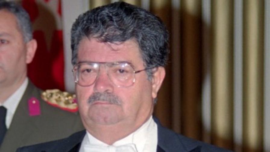 Тургут Йозал, октомври 1990 г.
