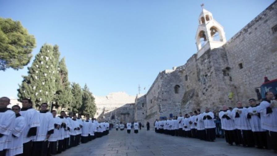Хиляди християни от целия свят се стекоха в град Витлеем на Западния бряг, за да отпразнуват Рождество Христово