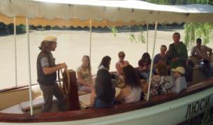 Руски туристи на разходка с лодка по устието на Камчия