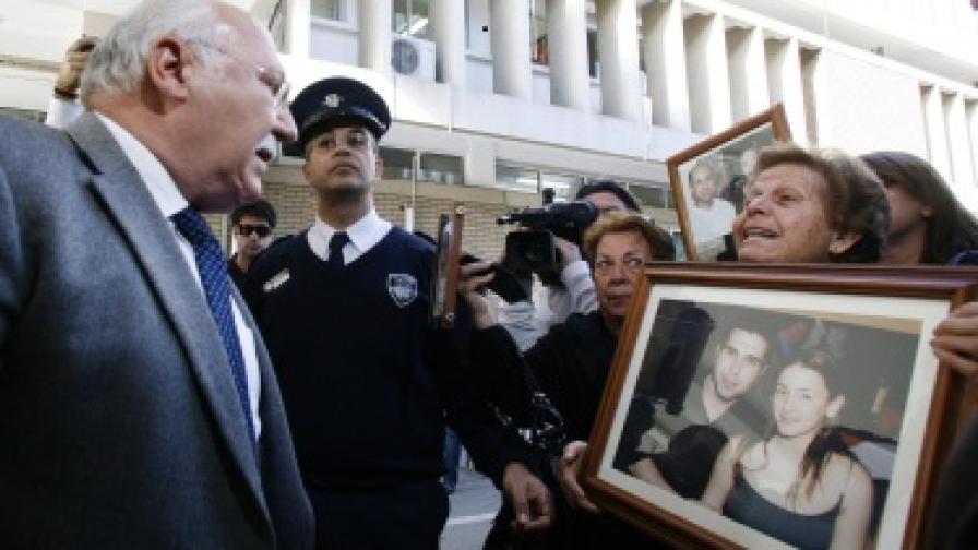 Близки на загинали при самолетната катастрофа протестират срещу оправдателната присъда на кипърския съд, декември 2011 г.