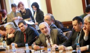 Зам.-председателят на ДПС Лютви Местан на заседание на парламентарната Комисия по образованието