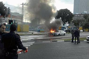 Взривиха автомобил до автобусна спирка в Тел Авив