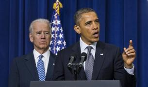 Президентът Барак Обама представя плана си. Зад него е вицепрезидентът Джо Байдън