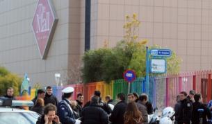 Взрив рани двама в мол близо до Атина