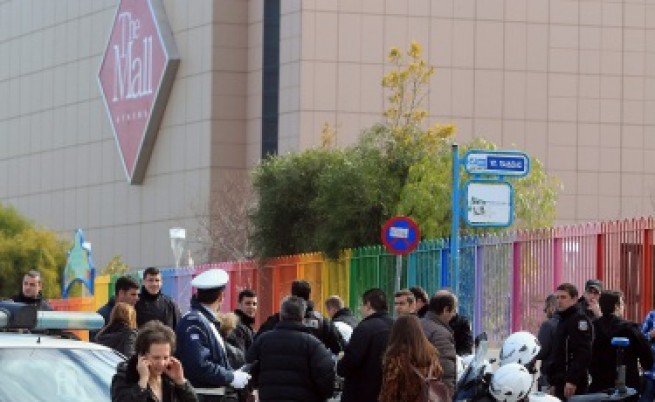 Взрив рани двама в мол близо до Атина