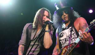 Китарата на Слаш разтърсва София