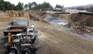 Маскирани нападнаха офис на златодобивна фирма в Гърция