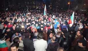 Девети ден: Полиция би протестиращи с палки, пострадали и двама униформени